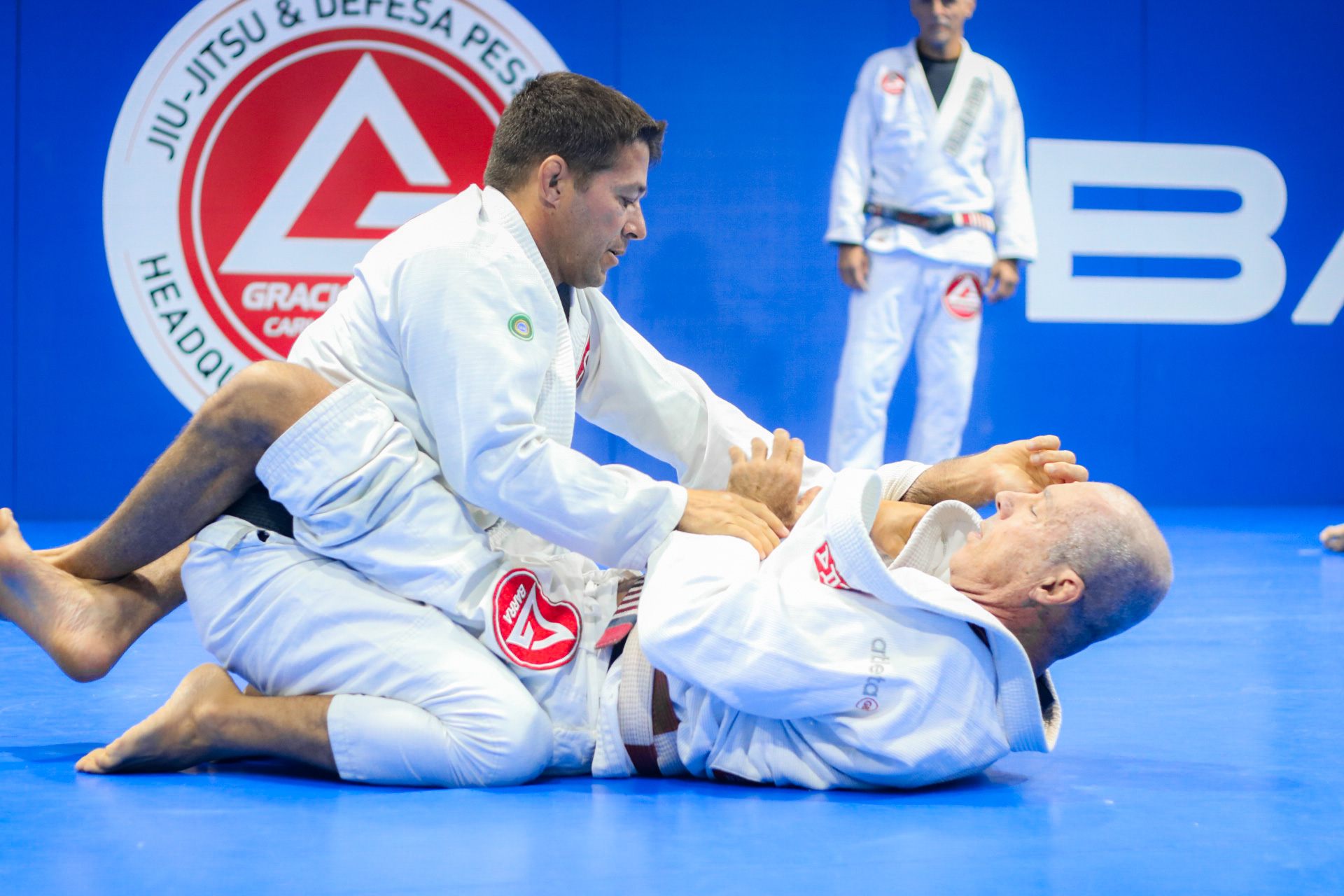Professor Ronaldo Zanalo treinando com o Mestre Carlos Gracie Jr.